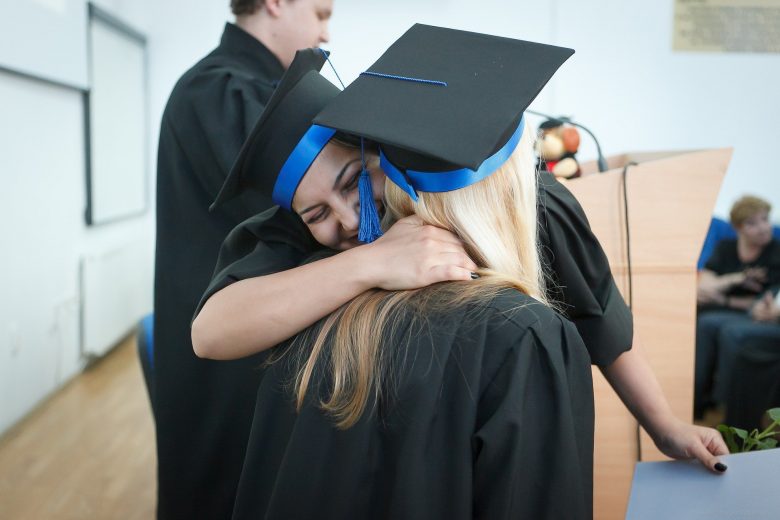 Cérémonie de remise de diplôme en tenue officielle