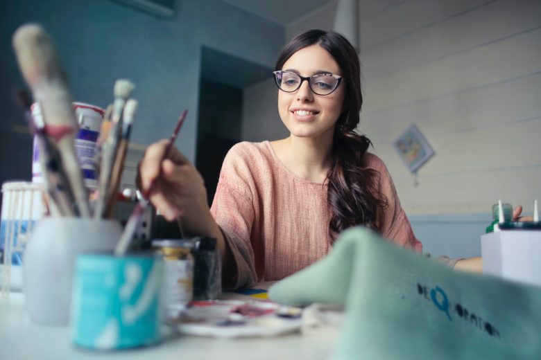 Etudiante qui s'exerce pour réussir ses études d'art