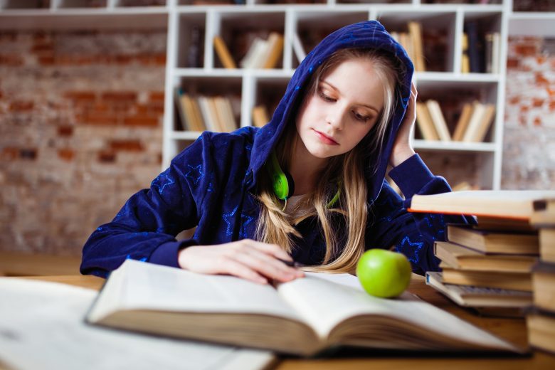 Adolescente qui révise ses cours pour préparer le bac