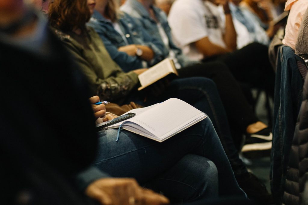 étudiants dans un amphithéâtre 